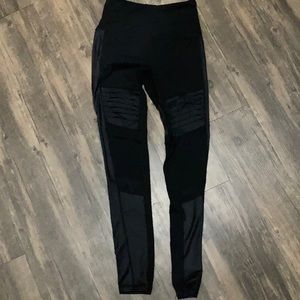 Black Victoria’s Secret leggings
